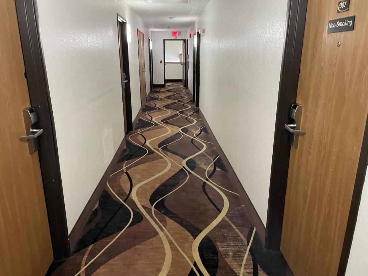 Super 8 By Wyndham Hotel